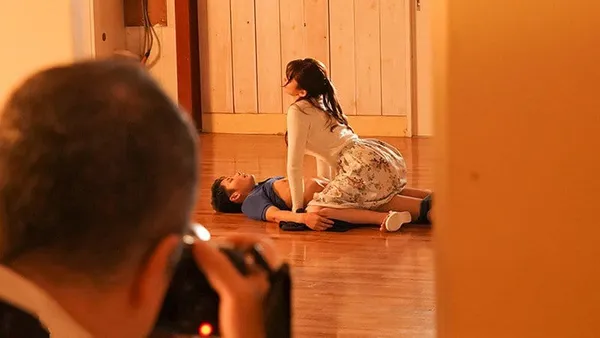 anime móc lồn Cô giáo nện với ông xã ở trường bị gã bảo vệ chụp ảnh tống tình